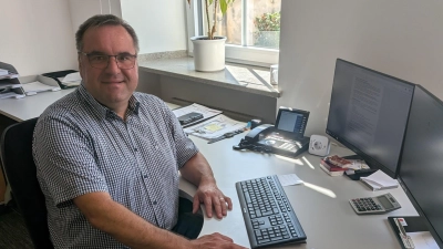 Ehingens neuer Bürgermeister Markus Prokopczuk am Schreibtisch in seinem Amtszimmer. (Foto: Friedrich Zinnecker)