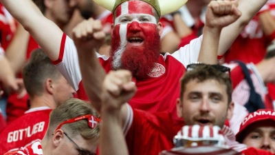 Fans von Dänemark feuern ihre Mannschaft an. (Foto: Sven Hoppe/dpa)