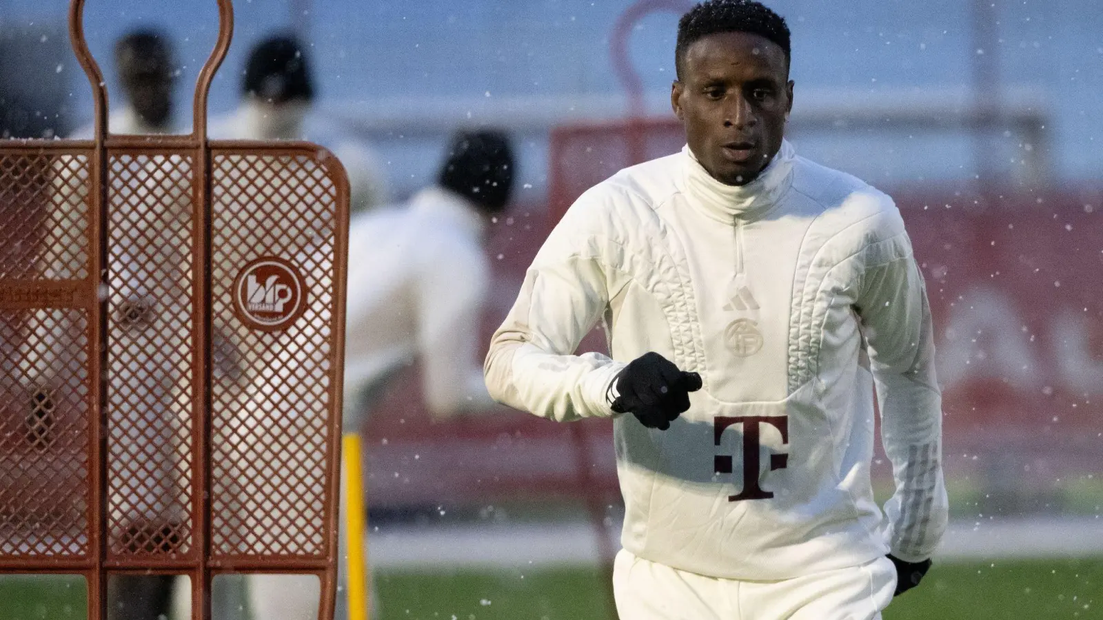 Münchens Bouna Sarr in Aktion. (Foto: Sven Hoppe/dpa)