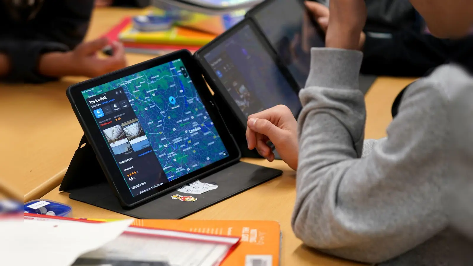 Bis 2028 sollen alle Kinder an Bayerns Schulen ein Laptop oder ein Tablet bekommen. (Symbolbild) (Foto: Marcus Brandt/dpa)