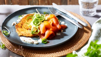 Frischer Rösti-Twist: Mit Kimchi, Räucherlachs und Zitronenquark wird das  Kartoffelrösti leicht und sommerlich. (Foto: KMG/die-kartoffel.de/dpa-tmn)