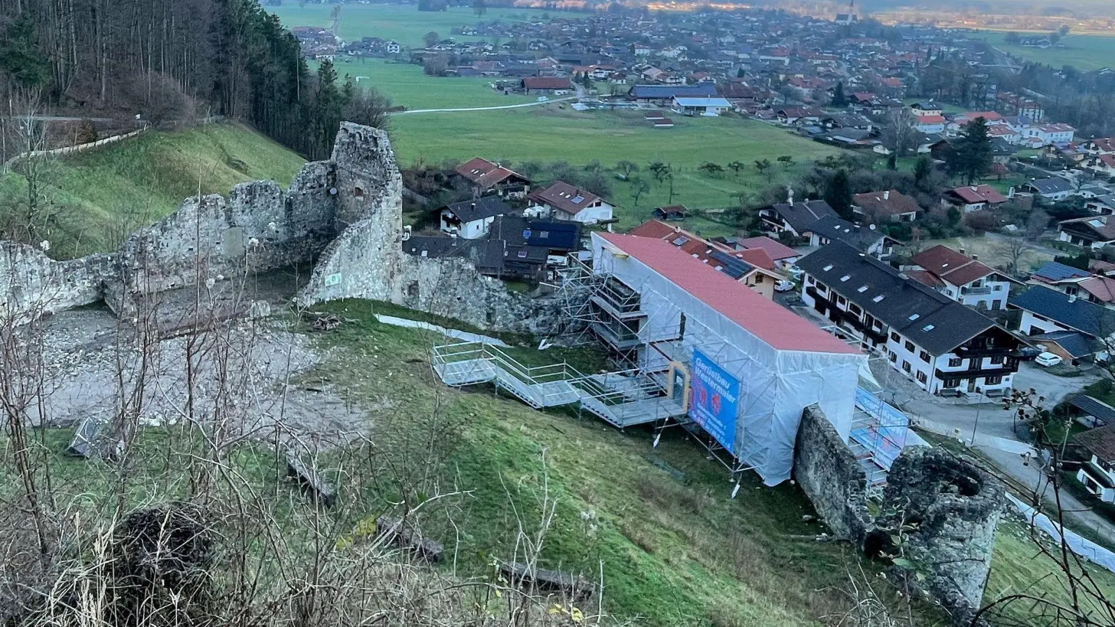 Die bei dem Extremunwetter im Juni 2024 beschädigte Mauer der Burg Falkenstein wird mit einem Gerüst geschützt und gestützt (undatierte Aufnahme). Im Laufe dieses Jahres soll der Wiederaufbau der Mauer beginnen.  (Foto: Landratsamt Rosenheim/dpa)