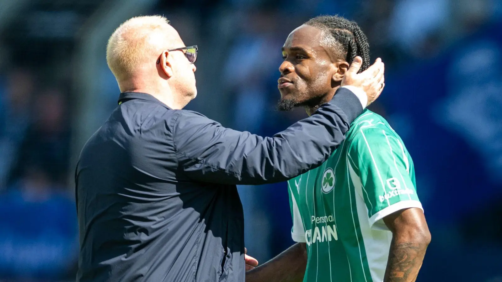 Der Anschluss von Noel Futkeu (r) kommt zu spät. (Foto: David Inderlied/dpa)