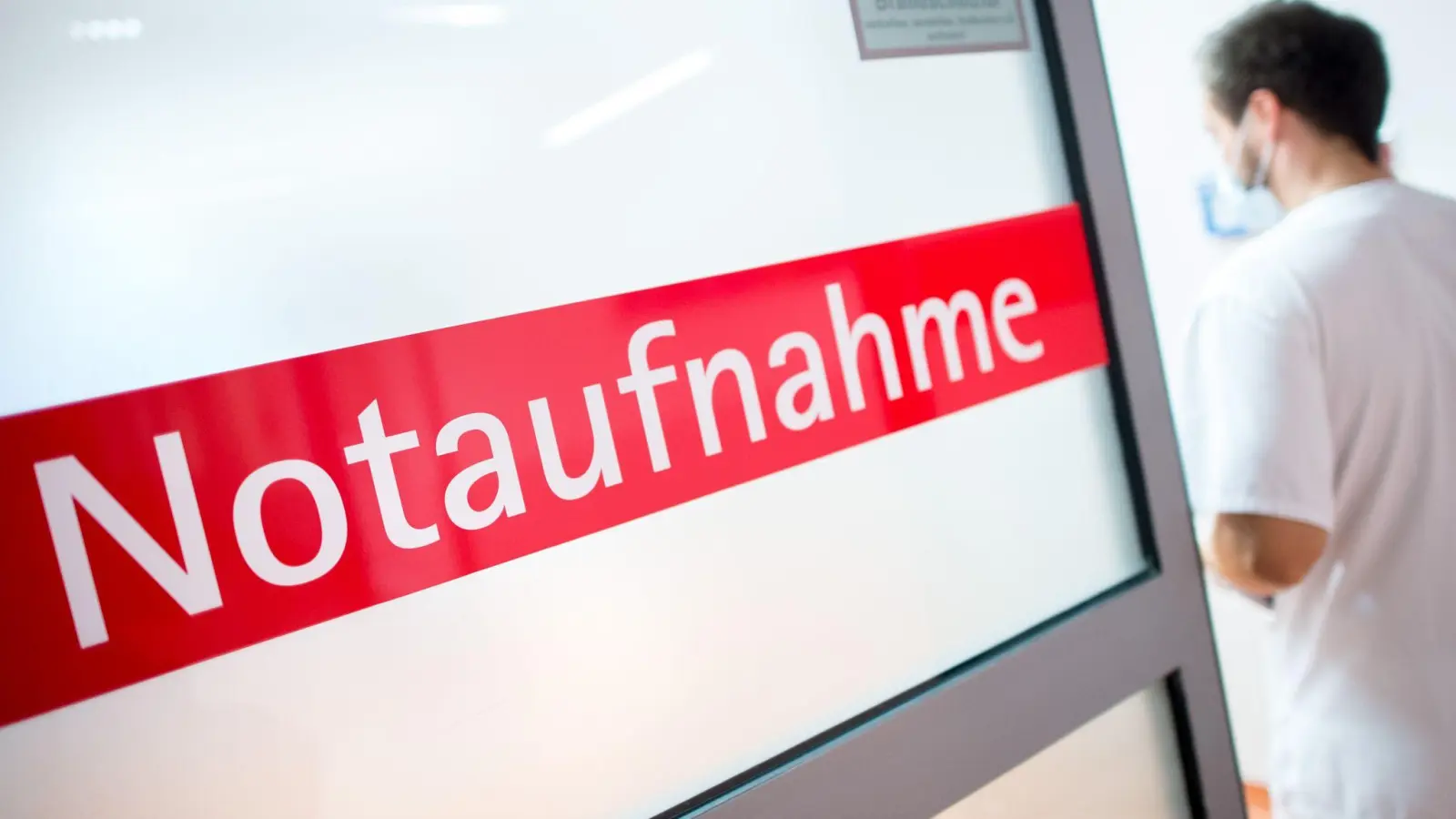 Ein 73-Jähriger ist mit dem Auto zur Ansbacher Notaufnahme gefahren – und zwar betrunken. (Symbolbild: Hauke-Christian Dittrich/dpa)