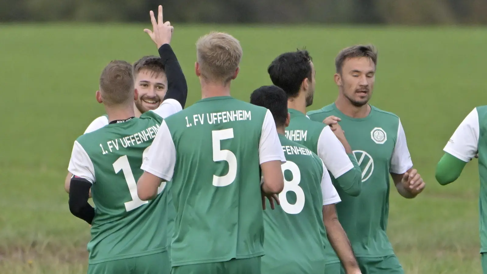 Uwe Bößendörfer (links) zeigt es an: 3 Tore erzielte Noah Steinmüller (Zweiter von links) für den FV Uffenheim in Neuses. (Foto: Martin Rügner)