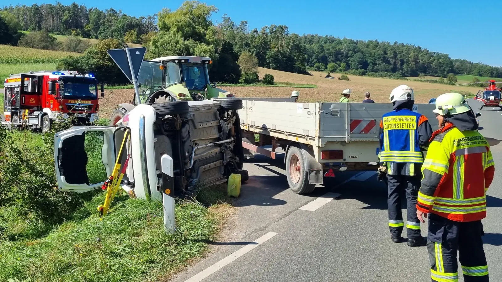 Das Auto landete bei Kleinsteinach auf der Seite. (Foto: Rainer Weiskirchen)