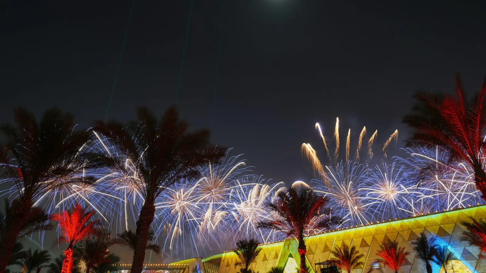 Für die Eröffnung gibt es eine große Musik- und Lichtshow und Feuerwerk. (Foto: Amr Nabil/AP/dpa)