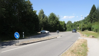 Die Querungshilfe auf der Ostspange im Bereich der Hochmeister-Sporthalle: Mussten sich die Kraftfahrer hier bis vor Kurzem an ein Tempo-30-Limit halten, so ist diese Regelung jetzt aufgehoben. (Foto: Peter Zumach)