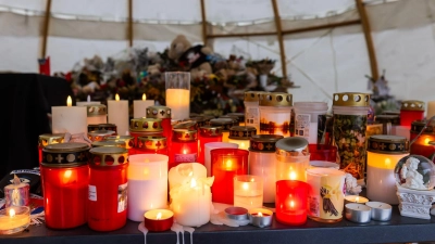 Menschen haben Kerzen und Blumen für die Opfer abgelegt. (Archivbild)  (Foto: Philipp von Ditfurth/dpa)