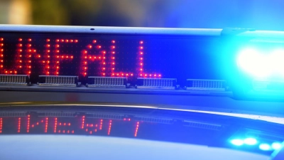 Beim Zusammenprall auf der Kreisstraße nahe Leutershausen verletzten sich alle Beteiligten. (Symbolbild: Stefan Puchner/dpa)