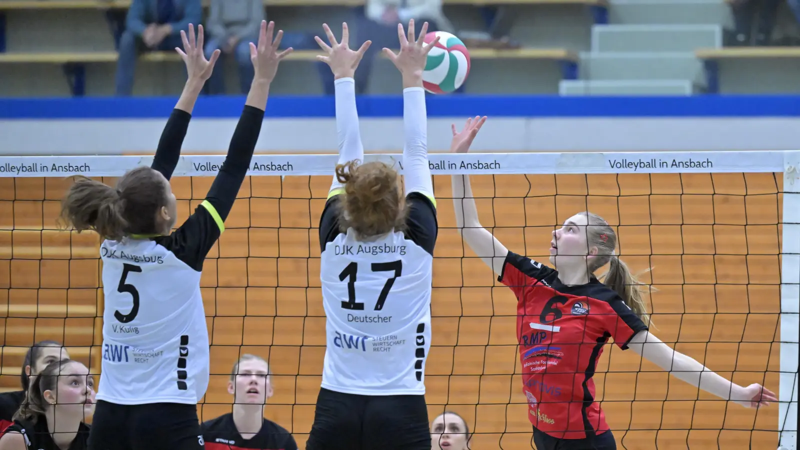 Im Hinspiel bezwang Ansbach mit Amélie Sommer (rechts) die DJK Augsburg mit 3:1. Das Rückspiel ging verloren. (Foto: Martin Rügner)