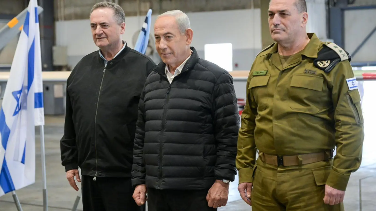 Der israelische Ministerpräsident Benjamin Netanjahu (M) besucht den Luftwaffenstützpunkt Palmachim in Begleitung des israelischen Verteidigungsministers Israel Katz (l) und des Generalstabschefs der IDF, Generalleutnant Ejal Zamir. (Archivbild) (Foto: Maayan Toaf/Israel Gpo/ZUMA Press Wire/dpa)