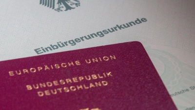 Der deutsche Pass bleibt bei Menschen aus aller Welt sehr begehrt - in Bayern steigt die Zahl der Einbürgerungen seit Jahren kontinuierlich an. Praktisch jedes Jahr können neue Rekorde vermeldet werden. (Illustration) (Foto: Fernando Gutierrez-Juarez/dpa)