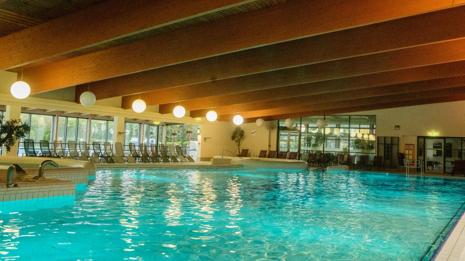 Die Liegen in der Franken-Therme waren im November wohl hart umkämpft.  (Foto: Evi Lemberger)