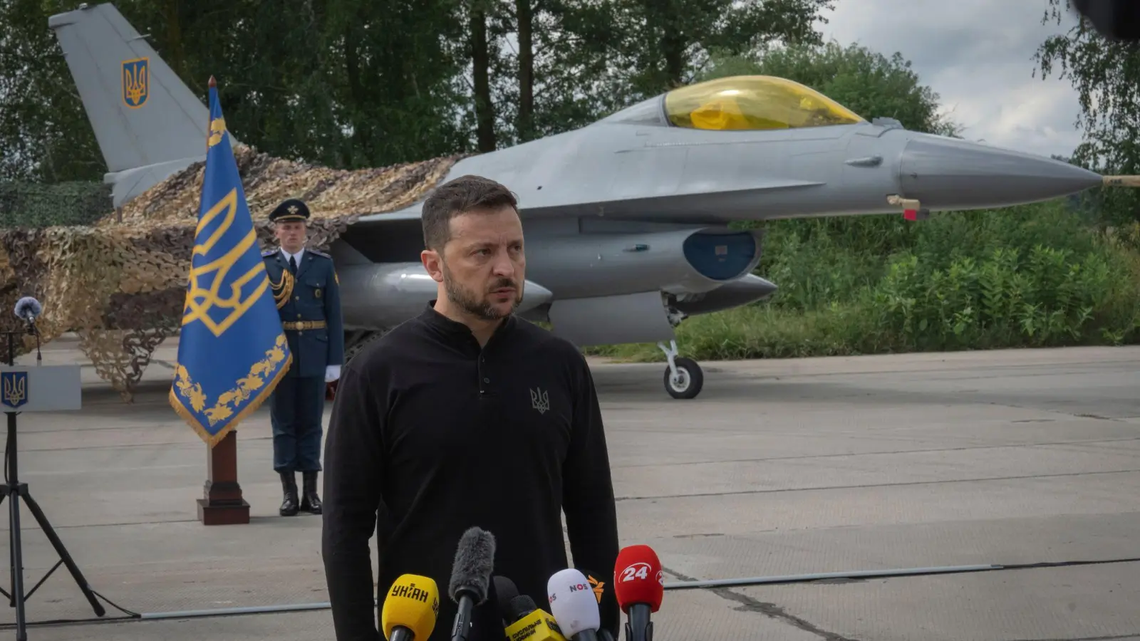 Selenskyj stellt ukrainische Kampfjets vom Typ F-16 vor. (Foto: Efrem Lukatsky/AP/dpa)