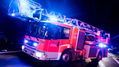 Die Flammen greifen auch auf ein Wohnhaus über. (Symbolbild) (Foto: Marcel Kusch/dpa)