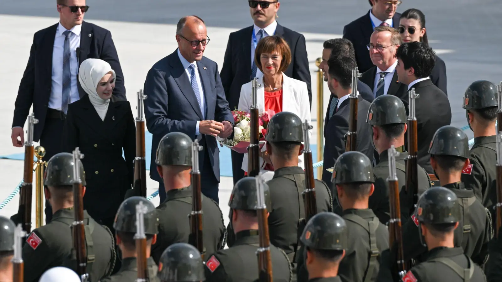 Charlotte Merz begleitet ihren Mann Friedrich zum zweiten Mal bei einer Kanzler-Reise nach Ankara. (Foto: Abdullah Güçlü/Anadolu Pool via AP/dpa)