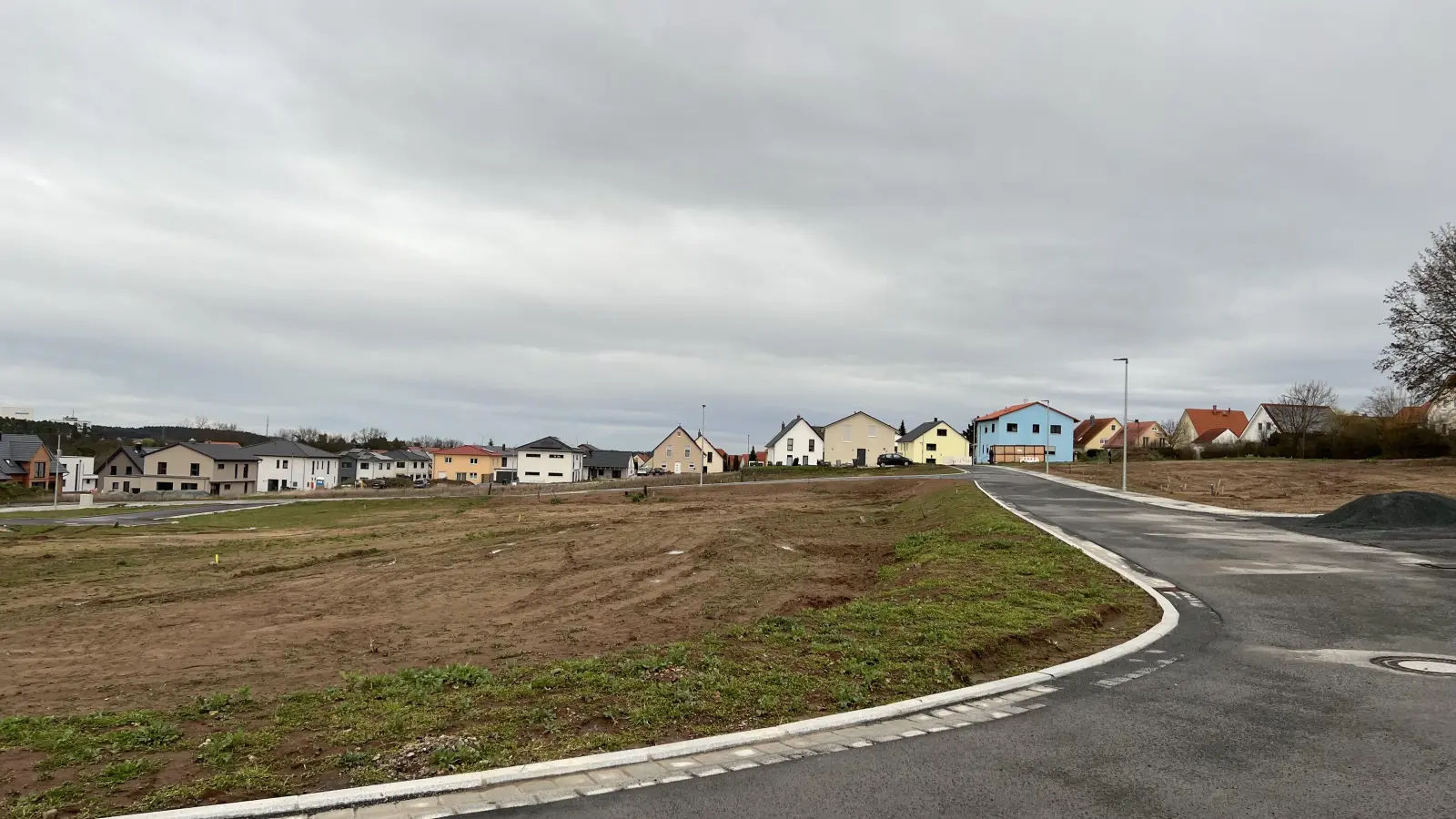 Derzeit läuft die Vermarktung der 38 Parzellen im zweiten Abschnitt des Neubaugebiets nördlich der Rüderner Straße. Die Marktgemeinde kann die Einnahmen gut gebrauchen. Im laufenden Haushaltjahr muss erneut Gewerbesteuer in Millionenhöhe zurückgezahlt werden. (Foto: Yvonne Neckermann)