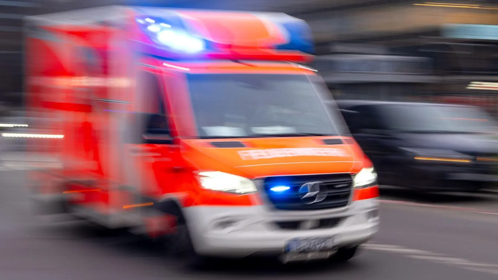 Rettungskräfte eilten dem 41-Jährigen und seinem 10-jährigen Begleiter am Sonntag zu Hilfe. (Symbolbild) (Foto: Monika Skolimowska/dpa)