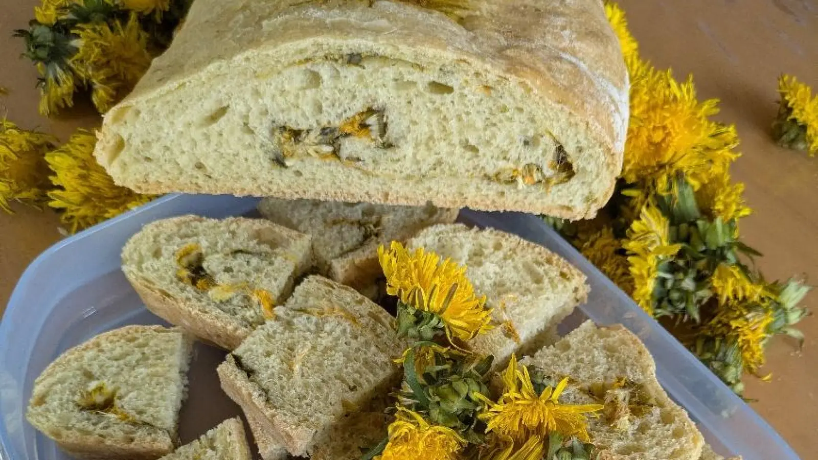 Leckeres Ciabatta-Brot mit Löwenzahn verfeinert. (Foto: Irene Prell)