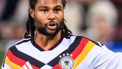 Serge Gnabry läuft einem Medienbericht zufolge als Kapitän gegen Serbien auf. (Archivbild) (Foto: Tom Weller/dpa)
