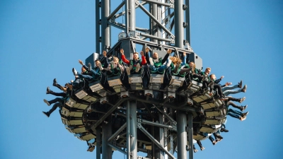 Ostsee im Blick, dann geht&#39;s abwärts: Der Freifall-Turm „Highlander“ ist eine der Attraktionen im Hansa-Park. (Foto: Hansa-Park/dpa-tmn)