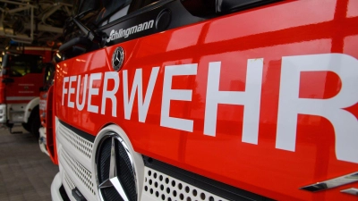 Die immer wieder aufflammenden Glutnester werden die Feuerwehr voraussichtlich noch das ganze Wochenende beschäftigen. (Symbolbild) (Foto: Klaus-Dietmar Gabbert/dpa)