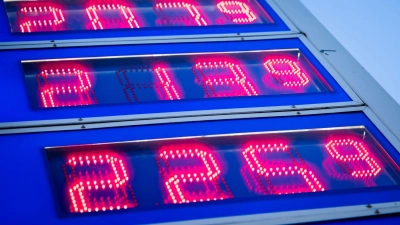 An den Tankstellen bekommen die Menschen in Deutschland die Auswirkungen des Krieges im Iran zu spüren. (Symbolbild) (Foto: Christoph Soeder/dpa)