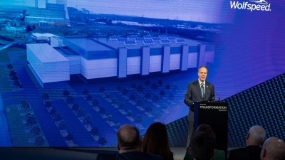 Wolfspeed-CEO Gregg Lowe bei einer Veranstaltung des Getriebeherstellers ZF Group im Saarland. (Foto: Harald Tittel/dpa)