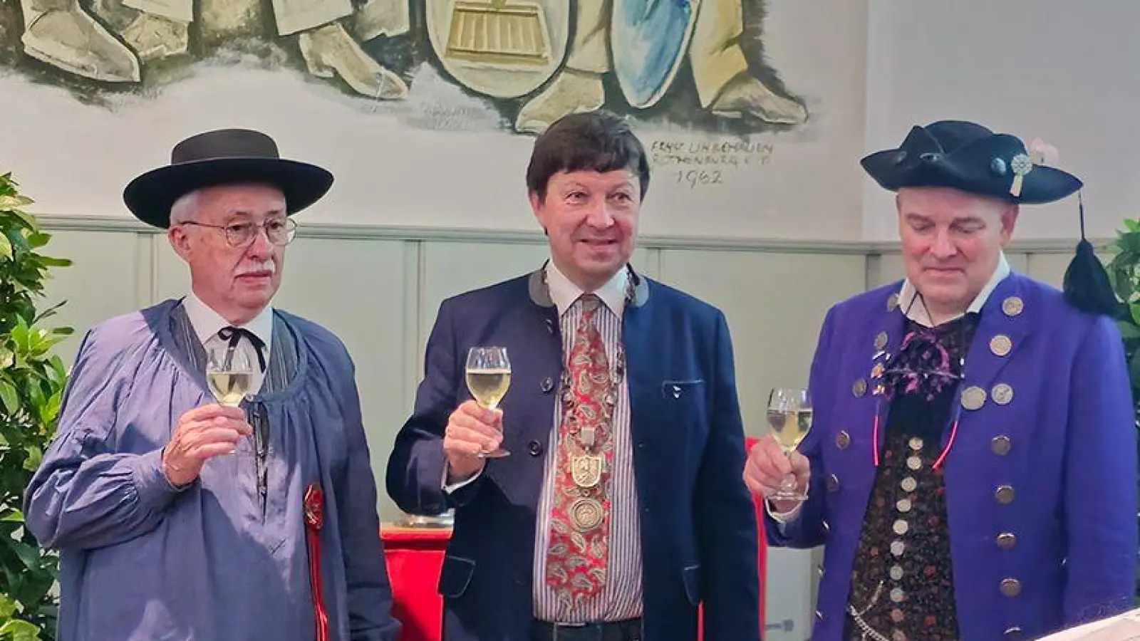 Beim Empfang im Bad Windsheimer Rathaus haben anlässlich des Jubiläums feierlich miteinander angestoßen (von links): Jean-Louis Bardou, Bürgermeister Jürgen Heckel und Wolfgang Schmotzer. (Foto: Nicole Paskow)