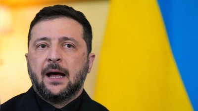 Der durch einen Korruptionsskandal ins Schussfeld geratene ukrainische Präsident Wolodymyr Selenskyj versucht sich mit Sanktionen gegen Geschäftspartner freizuschwimmen. (Archivbild) (Foto: Kirsty Wigglesworth/Pool AP/dpa)