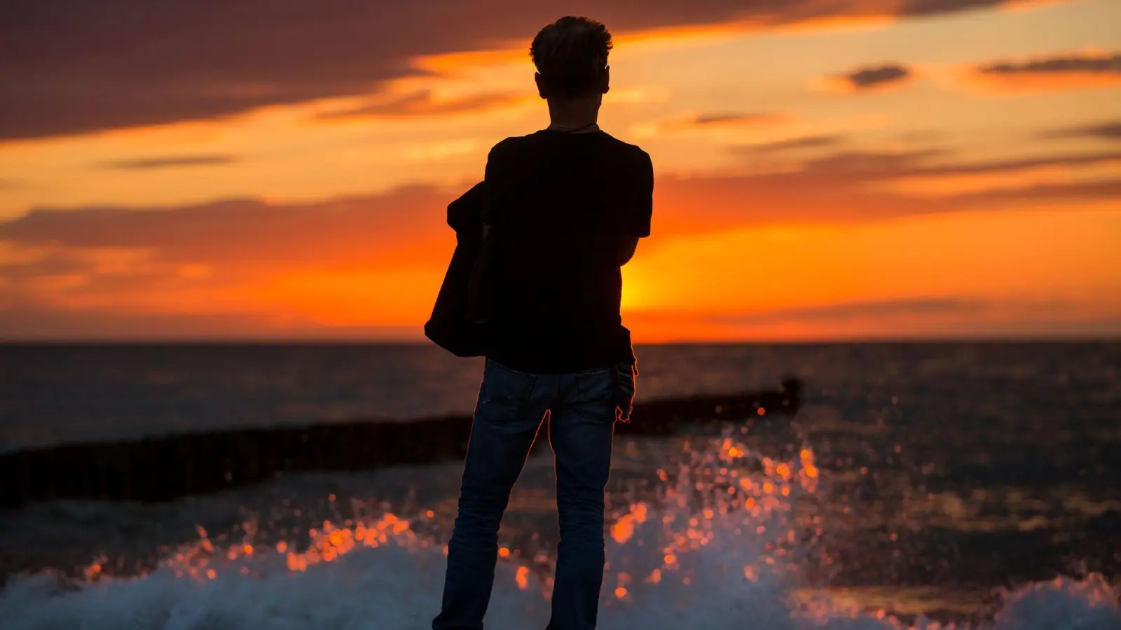 Ort der Unendlichkeit: Das Meer kann Trauerenden Trost und Hoffnung geben. (Foto: Jens Büttner/dpa/dpa-tmn)