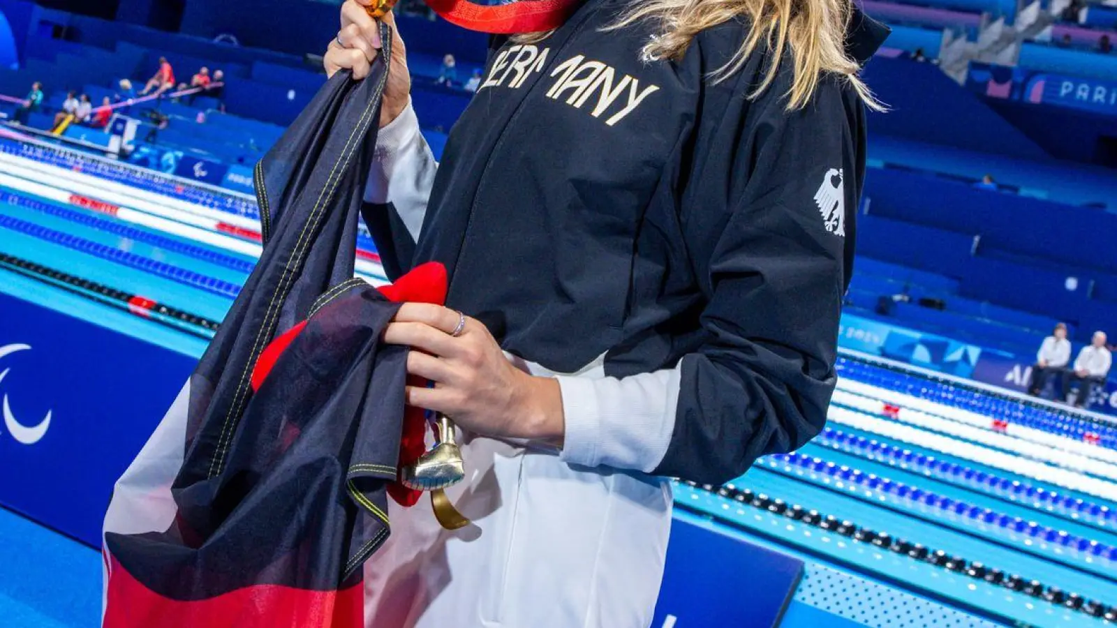 Schwimmerin Elena Semechin hat Gold gewonnen und darf die deutsche Fahne tragen. (Foto: Jens Büttner/dpa)