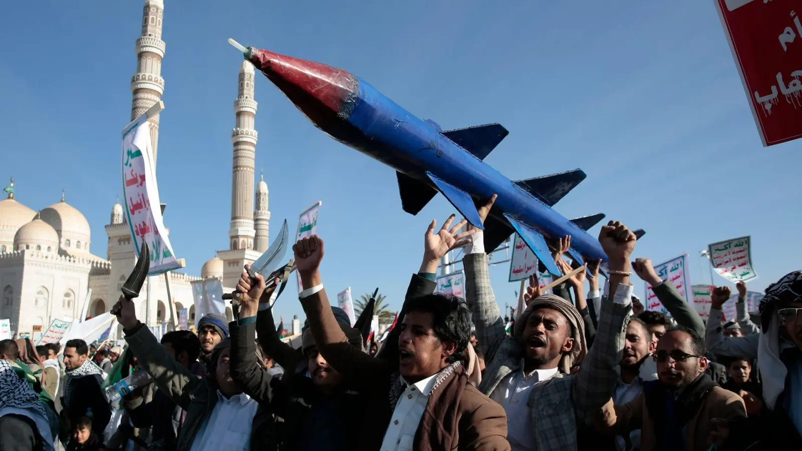 Die Huthi-Miliz im Jemen greift Israel immer wieder mit Raketen und Drohnen an. (Archivbild) (Foto: Osamah Abdulrahman/AP/dpa)