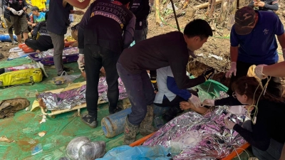 Die Goldsucher wurden auf Tragen abtransportiert. (Foto: Uncredited/Association Of Volunteers For Lao People/AP/dpa)