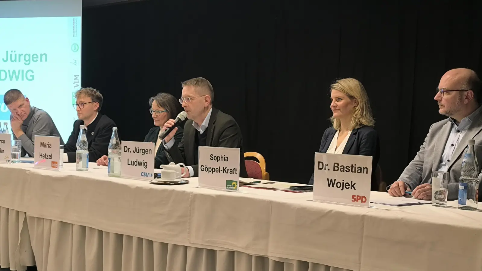 Die Kandidierenden (von links) Stefan Bininda (AfD), Marco Meier (Freie Wähler), Maria Hetzel (ÖDP), Dr. Jürgen Ludwig (CSU), Sophia Göppel-Kraft (Grüne) und Dr. Bastian Wojek (SPD) informierten über ihre Haltung zur Land- und Hauswirtschaft.  (Foto: Thomas Schaller)