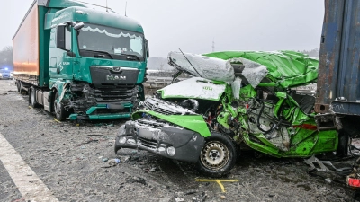 Bei einem Unfall in Bayern sterben mindestens drei Menschen.  (Foto: Jason Tschepljakow/dpa)