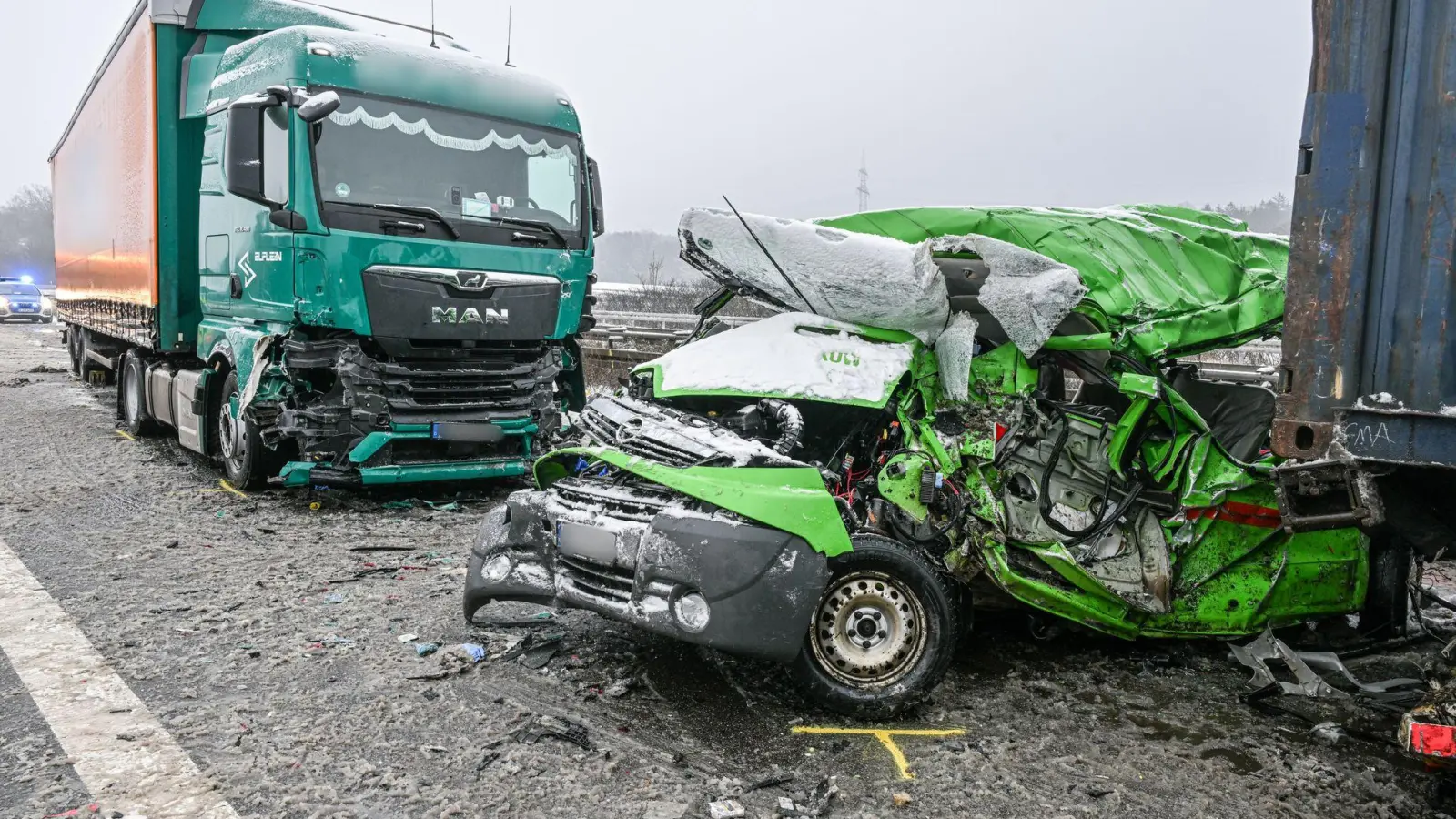 Bei einem Unfall in Bayern sterben mindestens drei Menschen.  (Foto: Jason Tschepljakow/dpa)