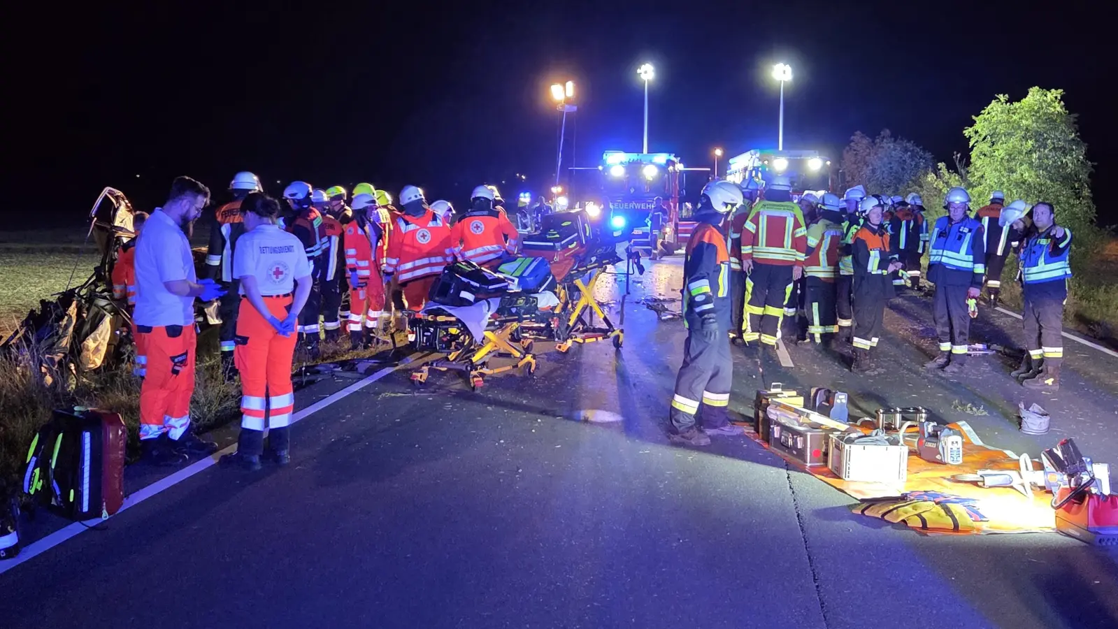 Ein Großaufgebot an Einsatzkräften ist am Sonntagabend auf der B470 bei Dottenheim wegen eines Unfalls alarmiert worden. (Foto: Rainer Weiskirchen/Kreisfeuerwehrverband Neustadt)