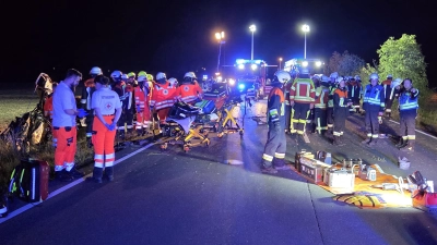 Ein Großaufgebot an Einsatzkräften ist am Sonntagabend auf der B470 bei Dottenheim wegen eines Unfalls alarmiert worden. (Foto: Rainer Weiskirchen/Kreisfeuerwehrverband Neustadt)