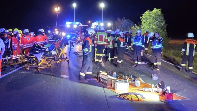 Ein Großaufgebot an Einsatzkräften ist am Sonntagabend auf der B470 bei Dottenheim wegen eines Unfalls alarmiert worden. (Foto: Rainer Weiskirchen/Kreisfeuerwehr Neustadt)