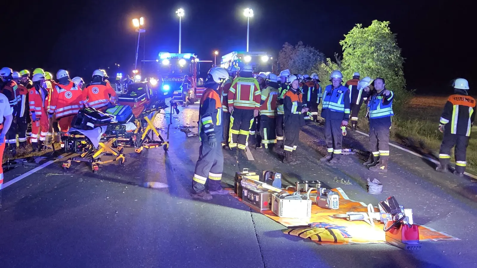 Ein Großaufgebot an Einsatzkräften ist am Sonntagabend auf der B470 bei Dottenheim wegen eines Unfalls alarmiert worden. (Foto: Rainer Weiskirchen/Kreisfeuerwehr Neustadt)
