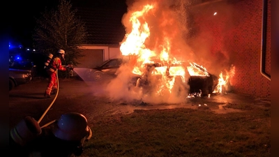 Die Feuerwehr konnte verhindern, dass das Feuer auf das Wohnhaus übergriff. (Foto: Feuerwehr Minden/dpa)