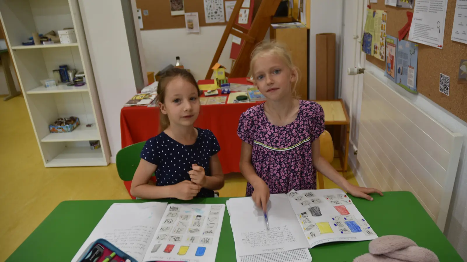 Mirielle und Merle wissen jetzt, welcher Abfalle und welche Wertstoffe in welchem Mülleimer entsorgt werden müssen. Sie forschen und lernen auch voneinander. (Foto: Anita Dlugoß)