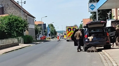 Das SEK bereitete sich in der Würzburger Straße in Uffenheim auf seinen Einsatz vor. Die Lage war lange unübersichtlich. (Foto: Katrin Merklein)