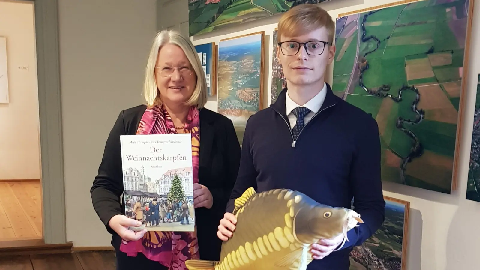 Die ehrenamtliche Museumspädagogin Eva Hahn (links) und Museumsleiter Jochen Ringer (rechts) präsentieren im Alten Schloss Neustadt das neue „KiKuSch”-Programm für Kinder. (Foto: Andrea Geißlinger)