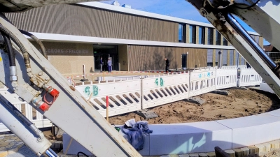 Seit Mitte September ist das M-Gebäude der Realschule Heilsbronn bezogen. Auch nach der Einweihung sind noch Restarbeiten zu erledigen. (Foto: Eckard Dürr)