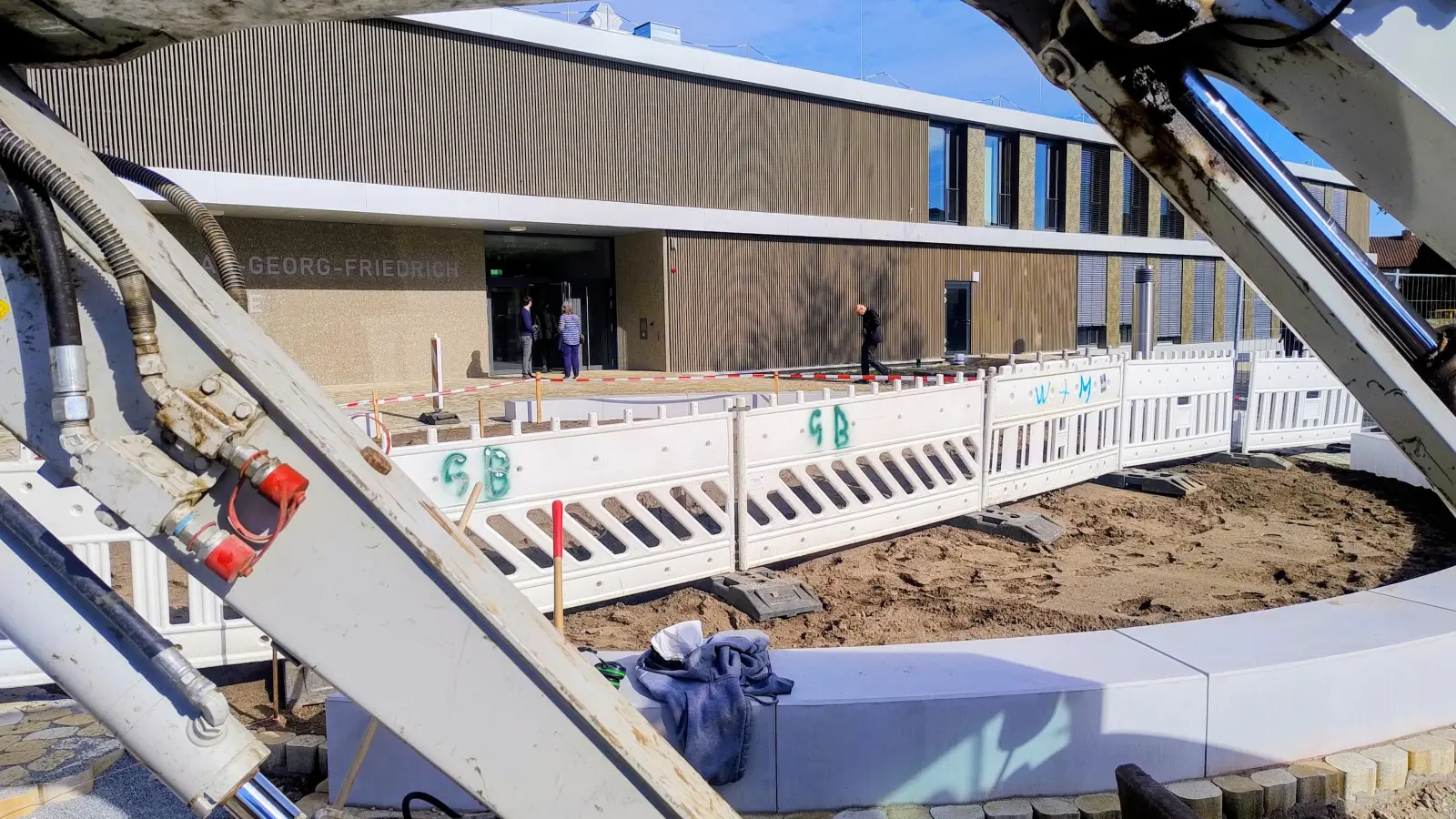 Seit Mitte September ist das M-Gebäude der Realschule Heilsbronn bezogen. Auch nach der Einweihung sind noch Restarbeiten zu erledigen. (Foto: Eckard Dürr)