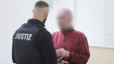 Der Angeklagte ließ über seinen Verteidiger erklären, dass er die Tat zutiefst bereue. (Foto: Bodo Schackow/dpa)