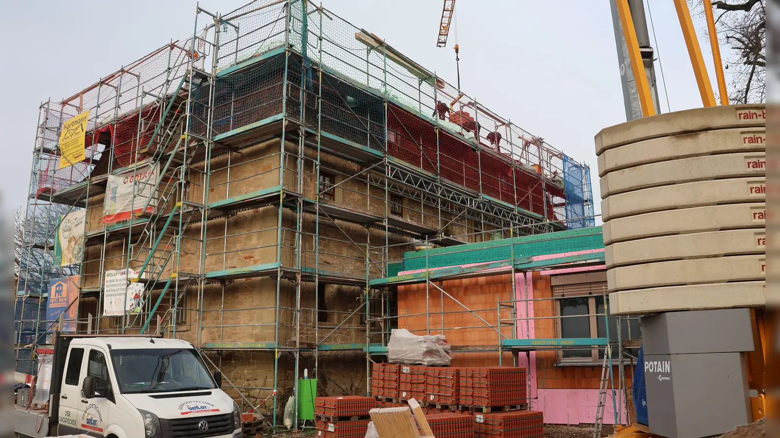 Bei der Umgestaltung der einstigen Schlossgaststätte zum Kindergarten wird parallel der Altbau saniert und der Neubau errichtet. (Foto: Andreas Reum)